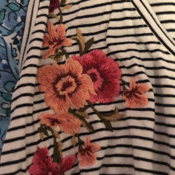 ✏️ American Eagle Floral Embroidered Tank - Picture 2 of 4